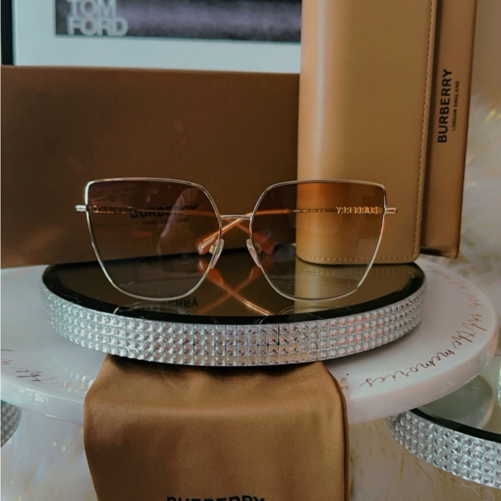 NWT Burberry SUNNIES